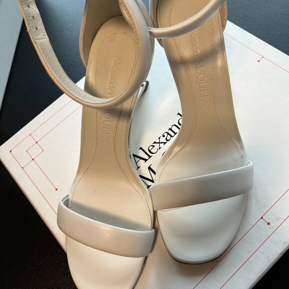NWT Alexander McQueen Arc Sandals White Leather Sculpted Heels Ankle Strap - Picture 7 of 16